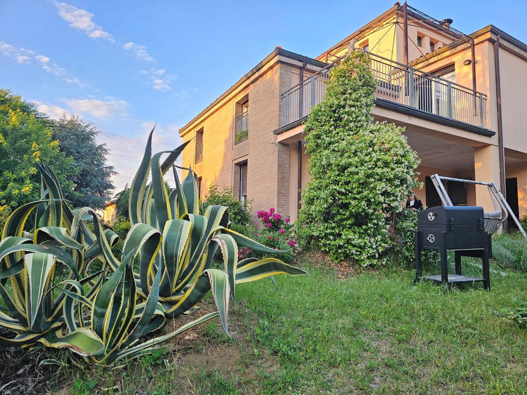 Villa Casa Vincenzo 130 Mq Con Portico Ed Ingresso Esclusivo Dal Giardino Felino Exterior foto